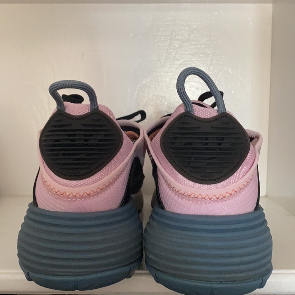 NIKE WMNS AIR MAX 2090 LIGHT ARCTIC PINK BLACK - Picture 11 of 12